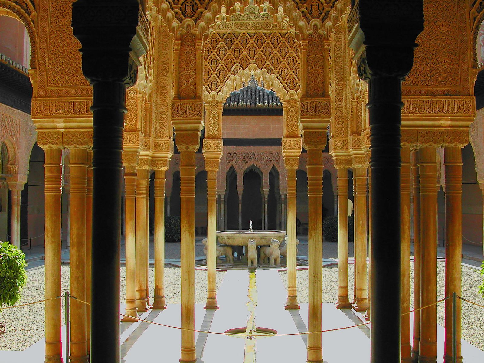 El Patio de los Leones de la Alhambra, con su fuente y las columnas de mármol.